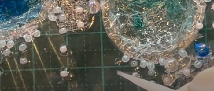 レジンとビーズを組み合わせたハンドメイド作品『しおのうた』の制作過程、パーツを並べてデザインを確認している様子