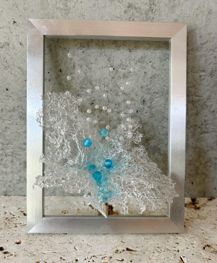 立体的なモチーフで花を表現したレジン×ビーズアート作品