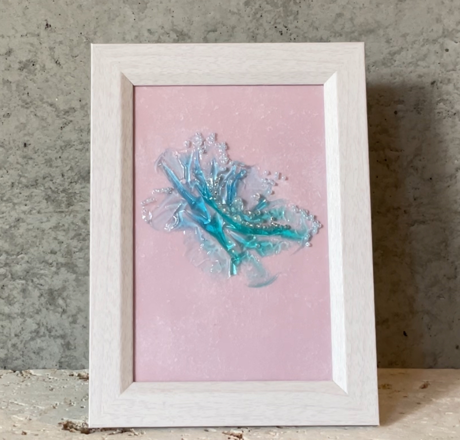 レジン×ビーズアートで光を閉じ込めたように輝く作品