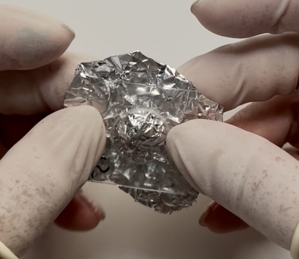 レジンアート制作のために、アクリル板に穴を開けて作った自作の型