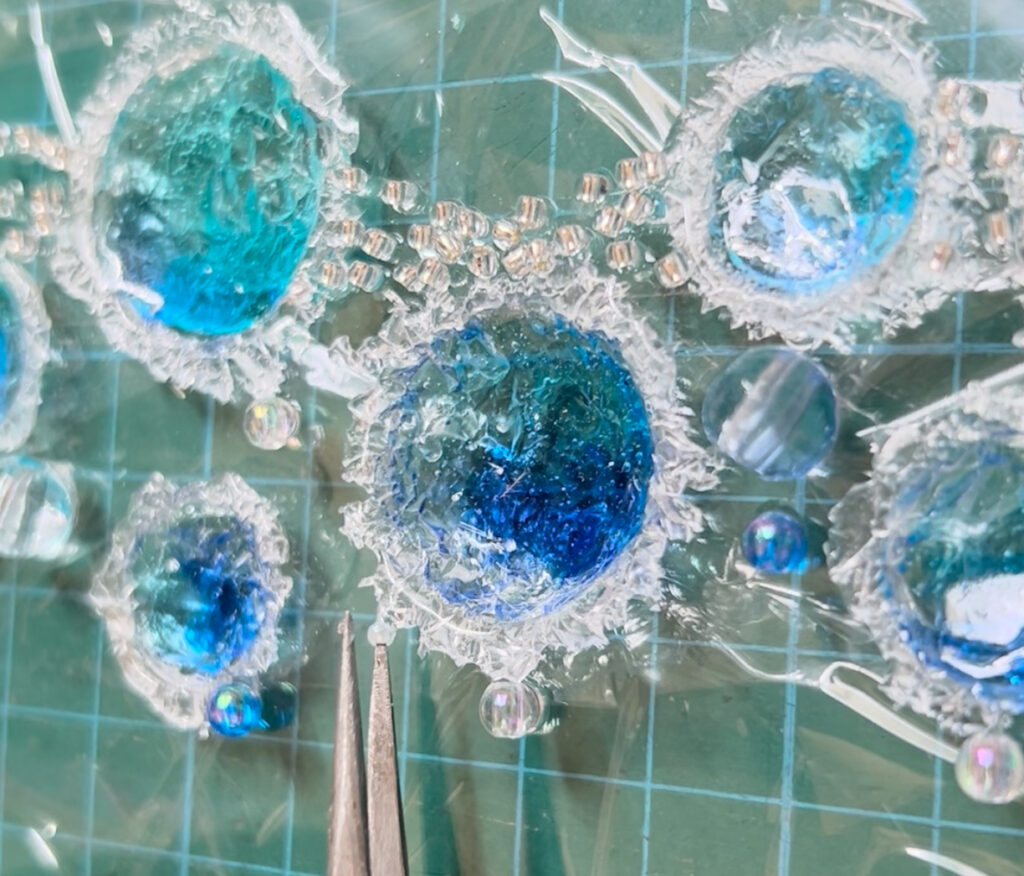 パール系ビーズで泡を表現するレジンアート制作工程